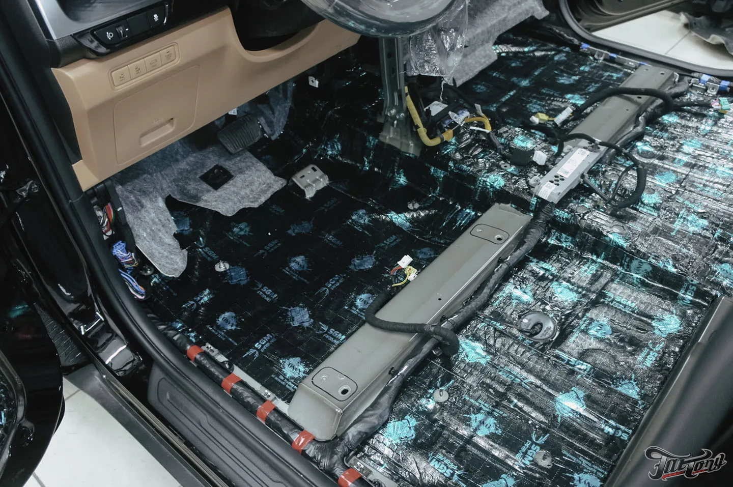 Большой проект для семейного автомобиля Kia Carnival, часть 1: комплексная шумоизоляция, новая акустическая система и дополнительное оборудование